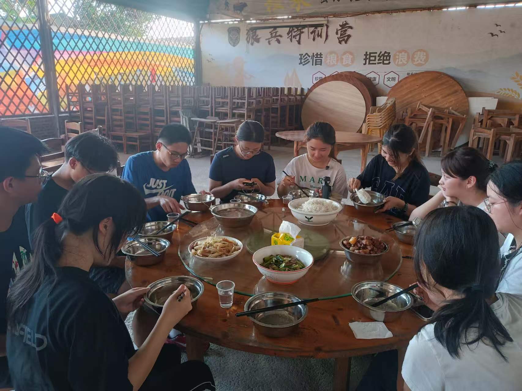 实践团成员抵达结坡后围桌用餐