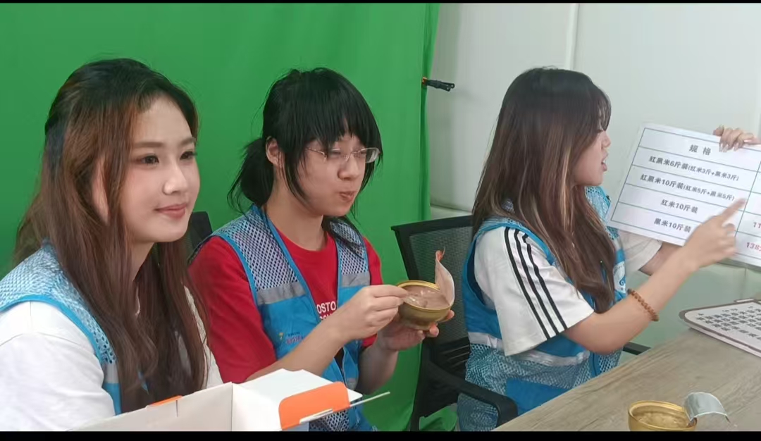 队员在绿幕前介绍红黑米产品