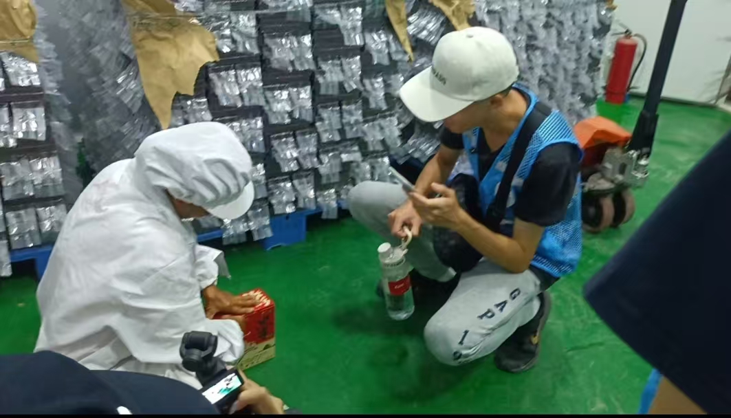 队员在红黑米加工现场与工作人员交流