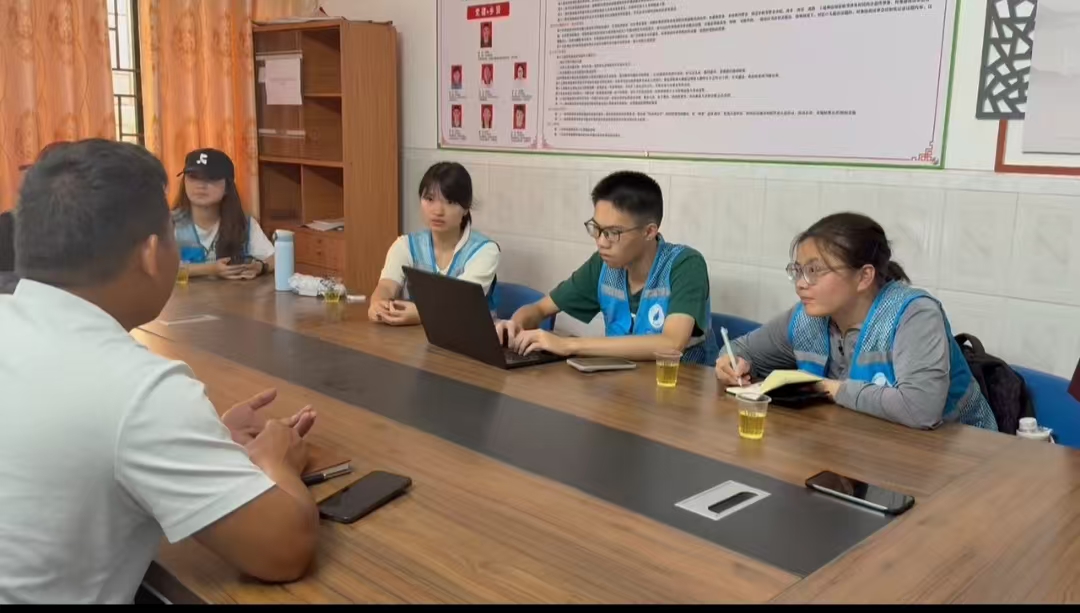 队员在会议室访谈并记录调研内容