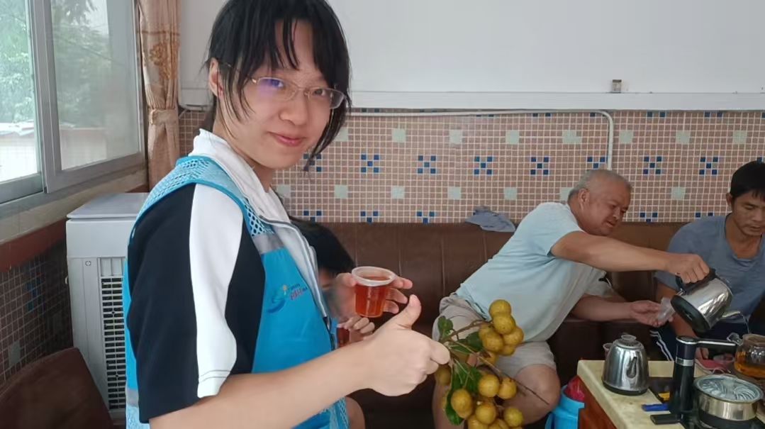 队员在村民家中品尝龙眼并交流