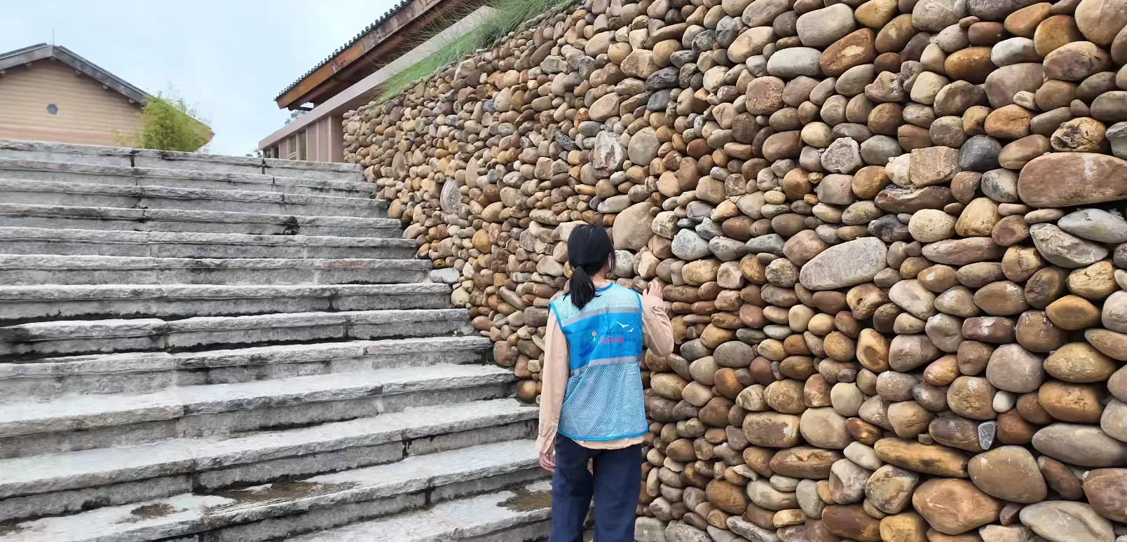 队员沿着石墙台阶观察村落建筑空间